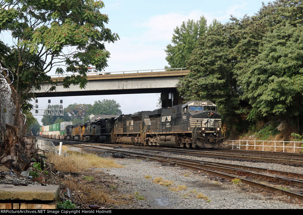 NS 7653 leads train 961 past the signals at Elm